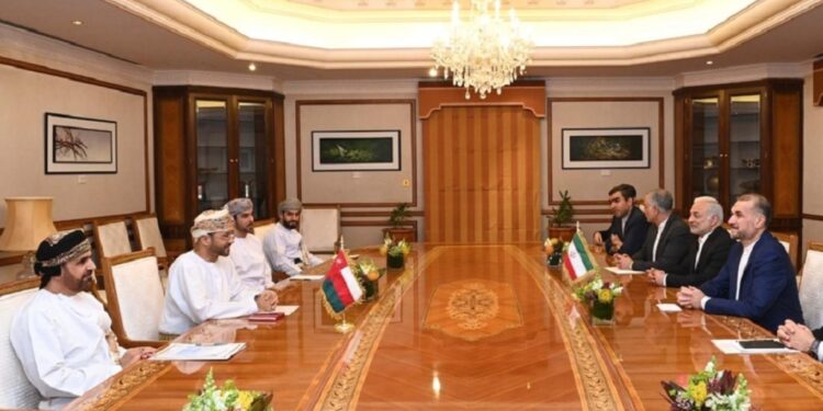 سلطنة عمان تدعو لــ”خفض التصعيد” خلال زيارة لوزير الخارجية الإيراني