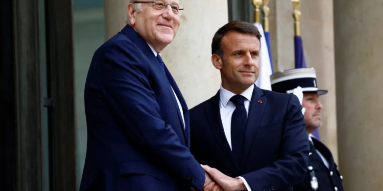 ماكرون يلتقي برئيس وزراء لبنان لبحث جهود إنهاء اشتباكات حزب الله وإسرائيل