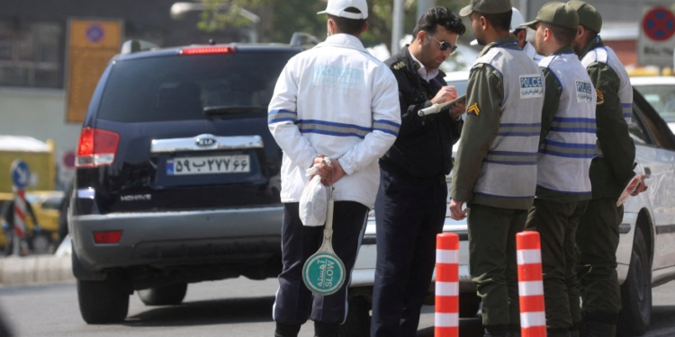 نشطاء: هجوم إيران على إسرائيل تزامن مع حملة قمع للمعارضة في الداخل