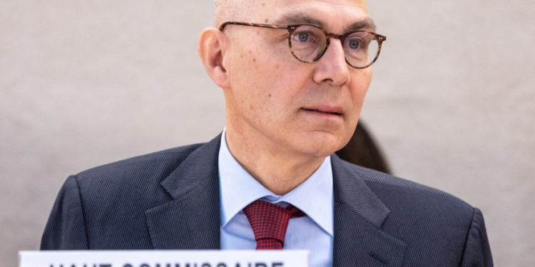 مفوض حقوق الإنسان “يشعر بالذعر” من تقارير عن وجود مقابر جماعية في مستشفيين بغزة