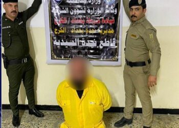 بغداد .. اعتقال شخص يكتب على الدور السكنية عبارة “مطلوب” ويرشقها بوابل من الرصاص