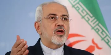 ظريف يحمّـــل (صدام حسين وأمريكا) مسؤولية سقوط طائرة الرئيس الإيراني