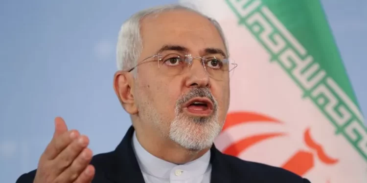 ظريف يحمّـــل (صدام حسين وأمريكا) مسؤولية سقوط طائرة الرئيس الإيراني