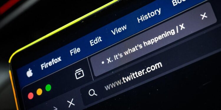 ماسك ينقــــل “تويتر” نهائياً إلى “إكس دوت كوم”