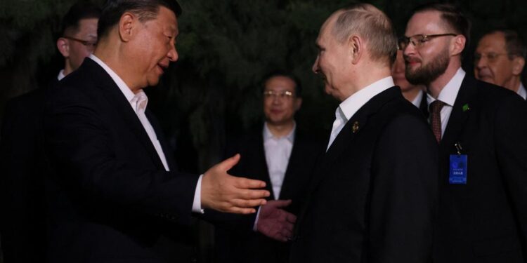 البيت الأبيض يسخر من “عنــــــاق” الرئيسين الصيني والروسي