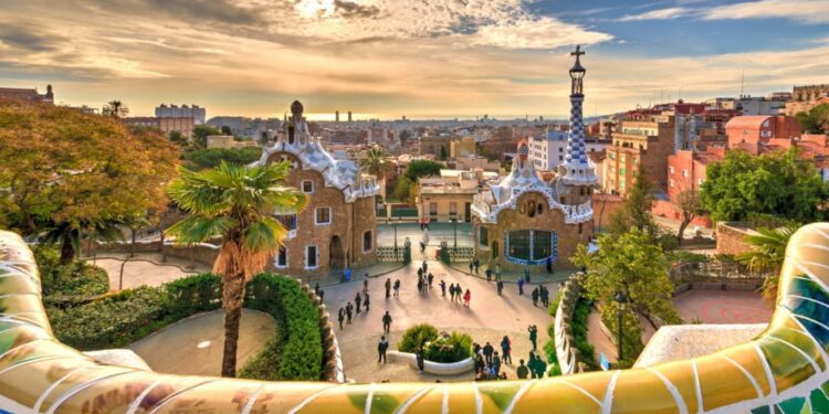 برشلونة تحارب السياحة المفرطة بصورة جنونية