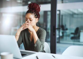 يجب أخذ “إجازة تعاسة” من العمل