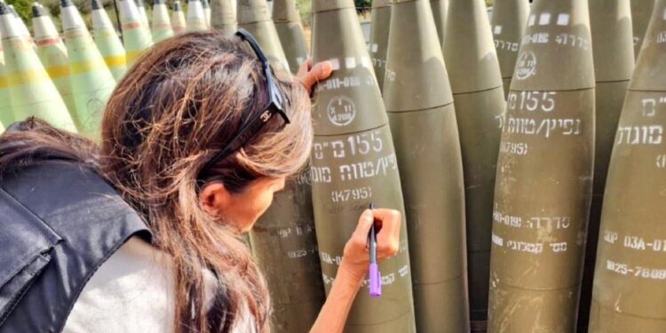 مرشحة سابقة للرئاسة الأميركية “تـــدون تأييــدها” لإسرائيل على قذيفة