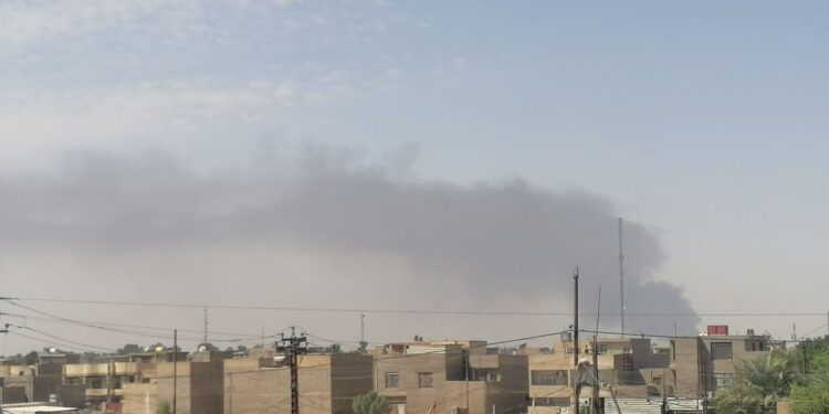 مشاهدة اعمدة دخان بالقرب من مطار بغداد الدولي