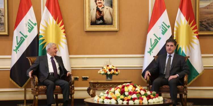نيجيرفان بارزاني يستقبل رئيس الجمهورية في مطار أربيل