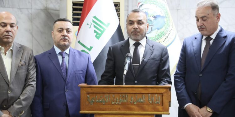 اصدار (13 قراراً ) لتنظيم وضع العمالة الاجنبية والعربية في العراق