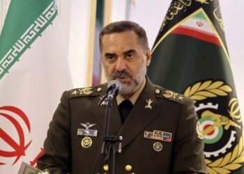 وزير الدفاع الإيراني .. وجود خامنئي يمنع أي اضطراب في البلاد