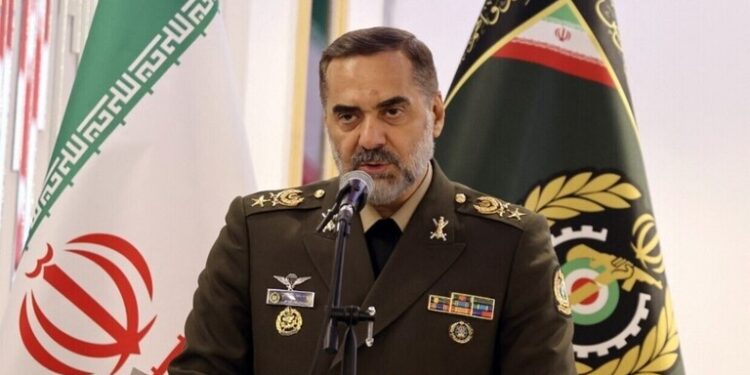 وزير الدفاع الإيراني .. وجود خامنئي يمنع أي اضطراب في البلاد