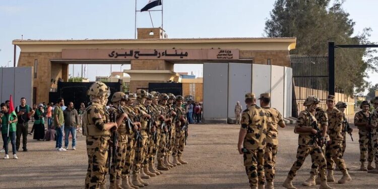 جنود مصريون يفتحون النار على القوات الاسرائيلية