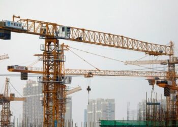 رفع المعدات الضخمة في الصين ,,, مثل التنقل بــ “التلفريك”