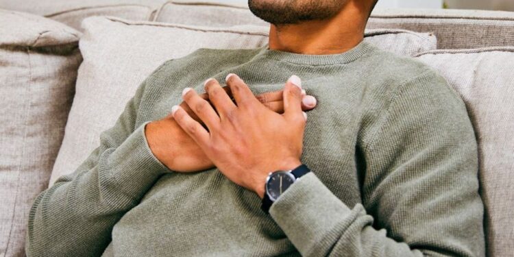 أعراض متشابهة بين “عسر الهضم والذبحة القلبية”