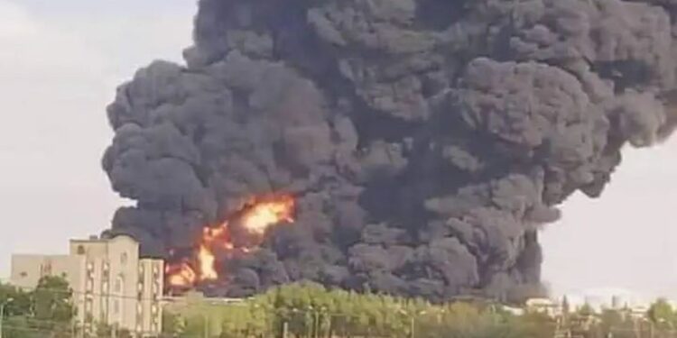 السودان .. الجيش يقصف أكبر مصفاة للنّفط في البلاد ,,, خسائر ماديّة وبيئيّة لا تعوّض