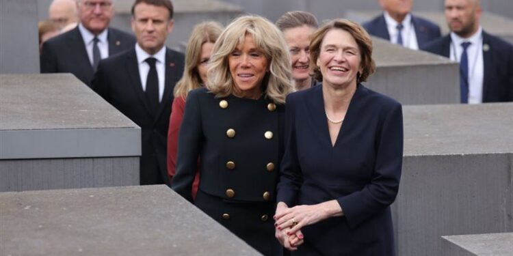 ضحكة السيدة الأولى أمام نصب محرقة اليهود تضع (فرنسا وألمانيا) في أزمة