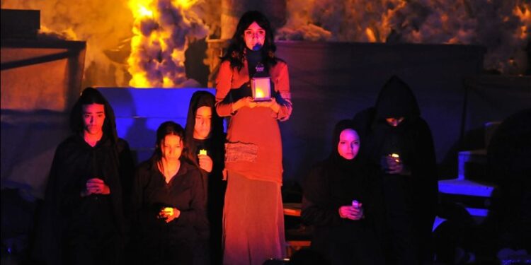 عرض موسم (الحرب والغناء) ضمن مهرجان نوادي المسرح بقصور الثقافة