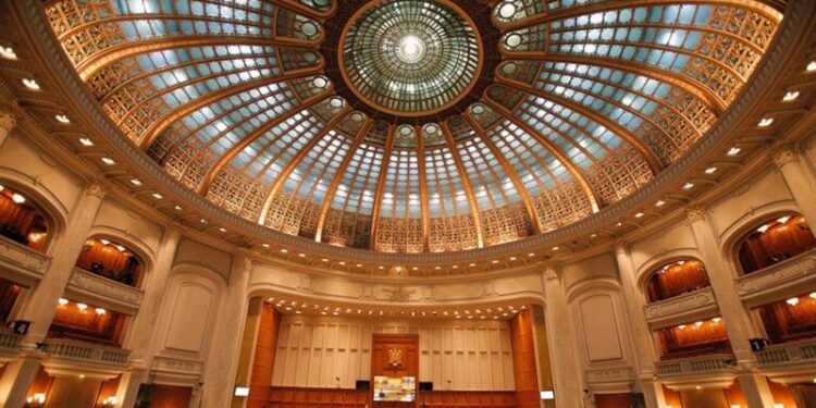 رومانيا .. نائب يعض زميله في أنفه تحت قبة البرلمان