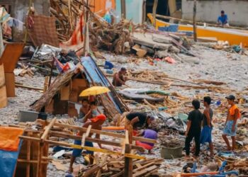 عاصفة قوية تضرب أكبر جزر الفلبين
