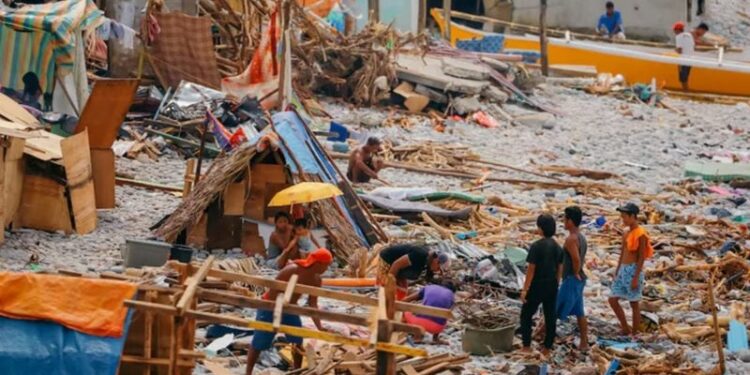 عاصفة قوية تضرب أكبر جزر الفلبين