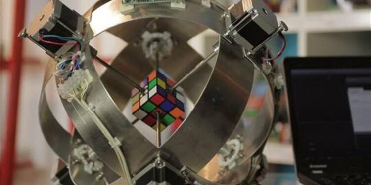 روبوت ياباني يحطم الرقم القياسي بحــــل مكعب روبيك في جزء من الثانية