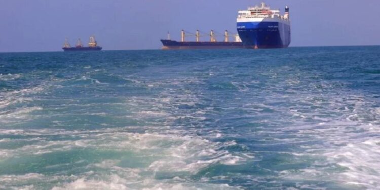 اصابة سفينة بجسم مجهول في البحر الأحمر وتعرضها لأضرار