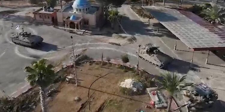 معبر رفح تحت سيطرة الكيان الصهيوني وتحذيرات من انهيار جهود الهدنة