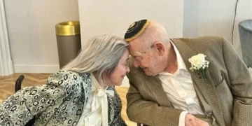 رجل عمره 100 عام يتزوج امرأة تكبره بعامين