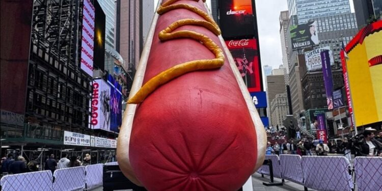 نيويورك .. نموذج لشطيرة نقانق ضخمة يحير المارة في ميدان تايمز سكوير