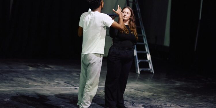 فرقة بريطانية تجعل خشبة المســـرح منبرا للاجئين