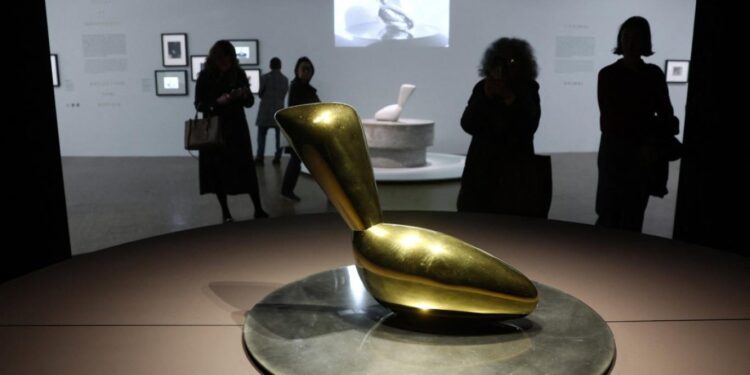 شعارات نسوية تشــــوه “أصل العالم” داخل متحف فرنسي