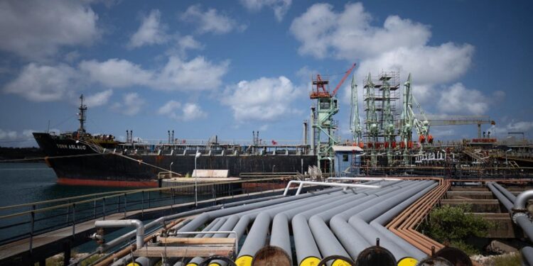 ماليزيا مستعدة للتواصل مع واشنطن لــ” تسهيـــل شحن النفط الإيراني”