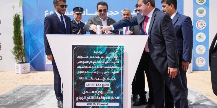 السوداني يطلق العمل بمشروع انتاج الزجاج اللوحي في مدينة النجف الصناعية