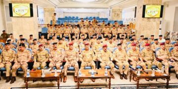 نائب قائد العمليات المشتركة يلتقي طلبة الدورة (31) لآمري التشكيلات في كلية القيادة