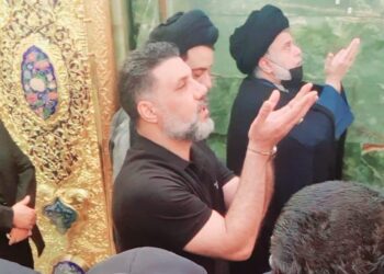 الصدر يزور مرقد الامام علي (عليه السلام)