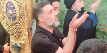 الصدر يزور مرقد الامام علي (عليه السلام)