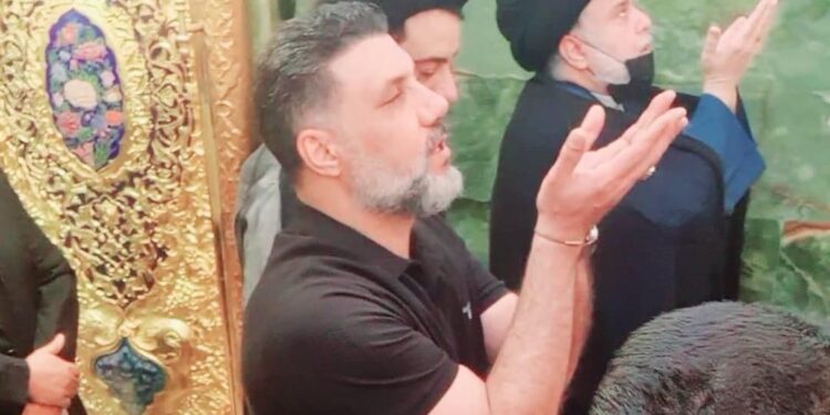 الصدر يزور مرقد الامام علي (عليه السلام)