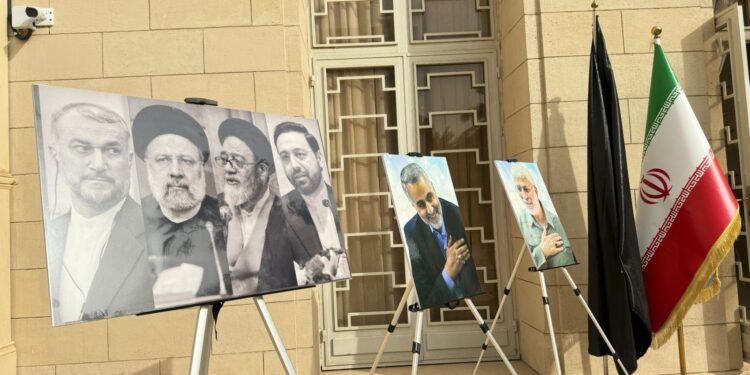 السفارة الايرانية في بغداد تستقبل المعزين بوفاة رئيسي ورفاقه بتحطم مروحية