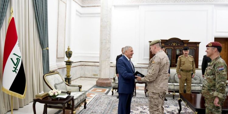 رئيس الجمهورية يستقبل قائد بعثة حلف شمال الأطلسي (الناتو)