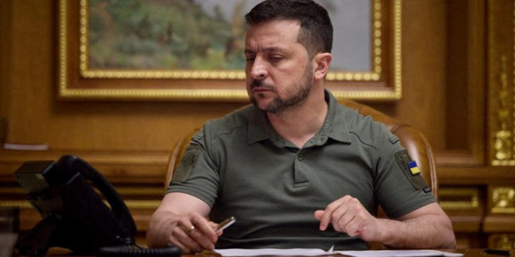 زيلينسكي: إسقاط طائرة روسية من طراز سو-25 في شرق أوكرانيا