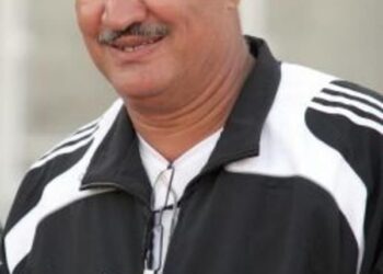 رئيس الوزراء يتبنى علاج مدرب منتخبنا الوطني السابق اكرم سلمان