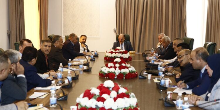 مؤيد اللامي يترأس اجتماعا موسعا لمناقشة الاستعدادات للاحتفال بعيد الصحافة العراقية