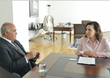 العراق واليونان يناقشان العمل على “اعادة تفعيــــل” خط الطيران المباشر بين البلدين