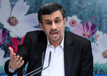 انتقادات تطال الرئيس الإيراني الأسبق نجاد … بسبب “لون قميصه”