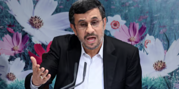 انتقادات تطال الرئيس الإيراني الأسبق نجاد … بسبب “لون قميصه”