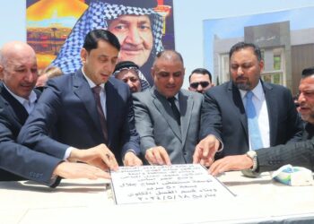 الأمين العام لمجلس الوزراء ومحافظ واسط يرسيان حجر الأساس لمشروع إنشاء مستشفى