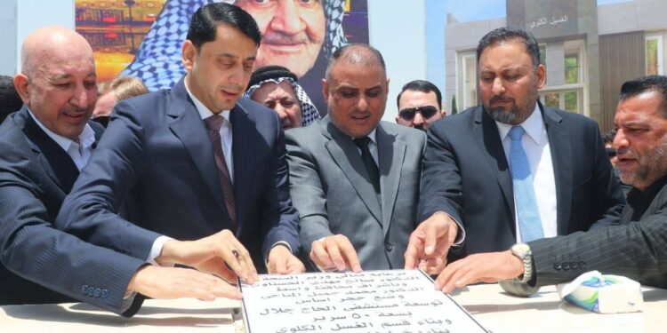 الأمين العام لمجلس الوزراء ومحافظ واسط يرسيان حجر الأساس لمشروع إنشاء مستشفى
