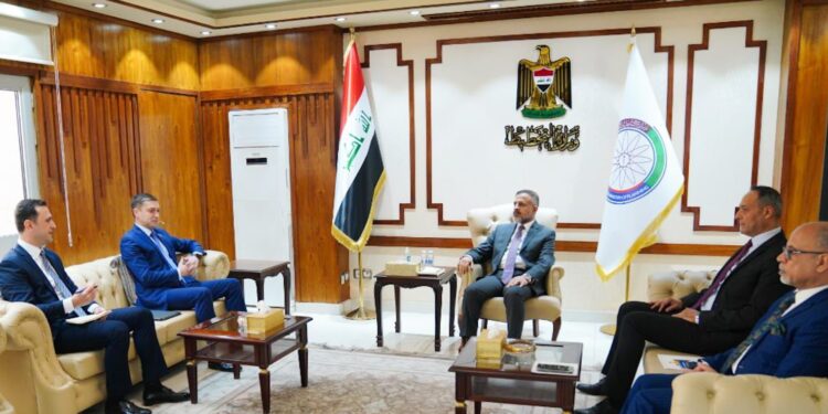 وزير التخطيط يلتقي السفير الاذربيجاني